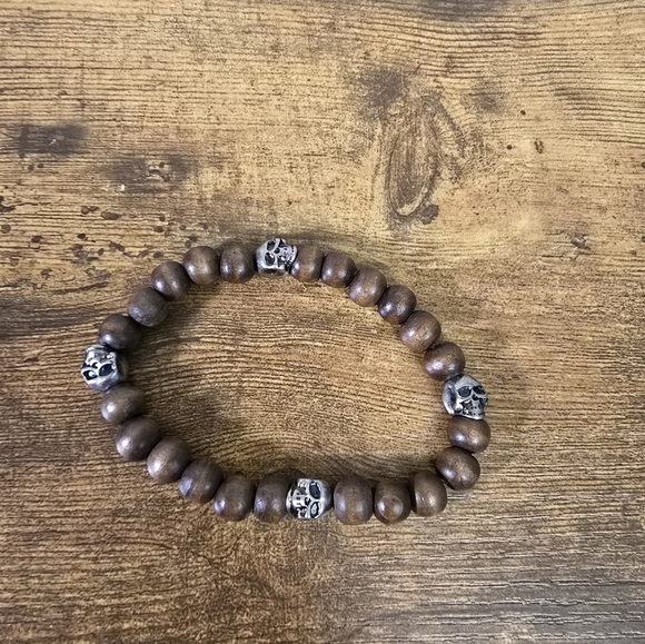 Brown Beaded stretchy Bracelet with Silver skull beads - Picture 4 of 4